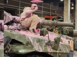 Un grupo de "extremistas radicales" ataca un tanque del Ejército en Expojove