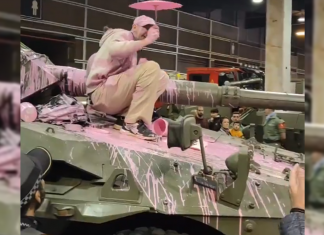 Un grupo de "extremistas radicales" ataca un tanque del Ejército en Expojove
