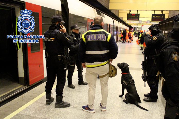 Una mujer muere al caer a las vías del metro en Ángel Guimerà