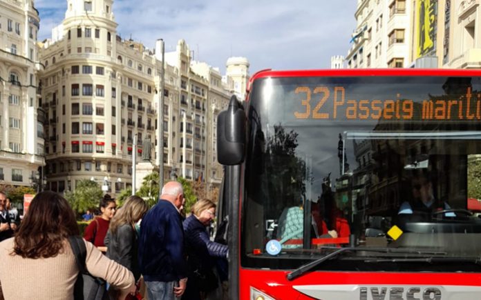 La huelga de la EMT colapsa Valencia con buses completos y paradas saturadas