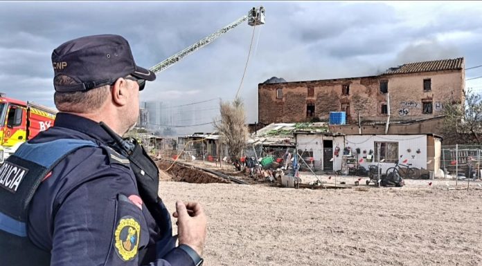 Confinan un colegio por la proximidad al incendio de unas chabolas en el antiguo circuito de Fórmula 1 Confinan un colegio de Valencia por la proximidad al incendio de unas chabolas