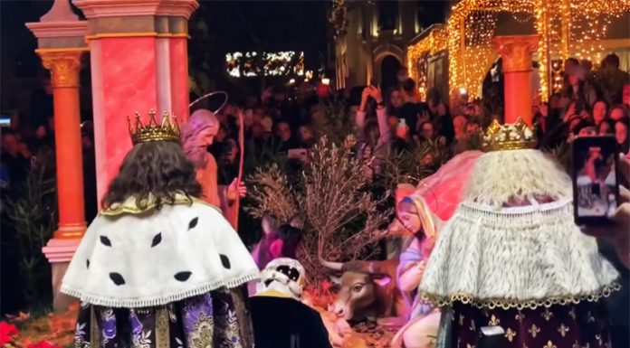 Vídeo: Valencia recupera la adoración de los Magos