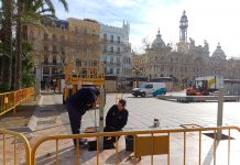 Las Fallas vuelven a Valencia con el montaje de vallas de la mascletà Las Fallas vuelven a Valencia con el montaje de vallas de la mascletà