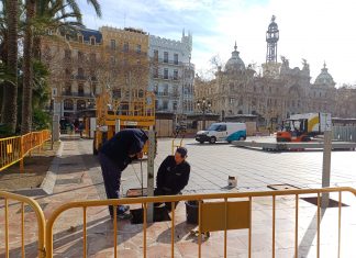 Las Fallas vuelven a Valencia con el montaje de vallas de la mascletà