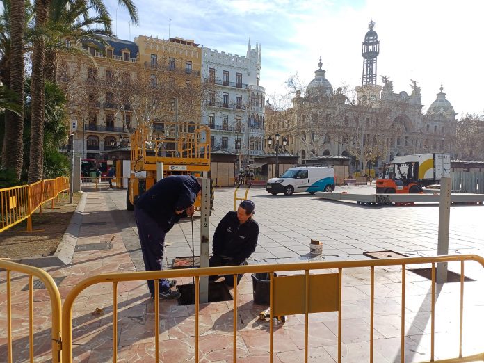 Las Fallas vuelven a Valencia con el montaje de vallas de la mascletà