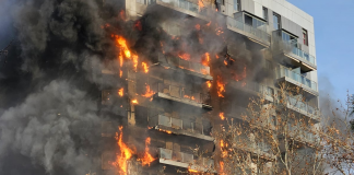 VÍDEO | Un brutal incendio devora un bloque de viviendas en Maestro Rodrigo