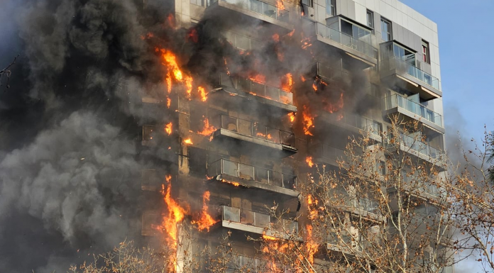 VÍDEO | Un brutal incendio devora un bloque de viviendas en Maestro Rodrigo