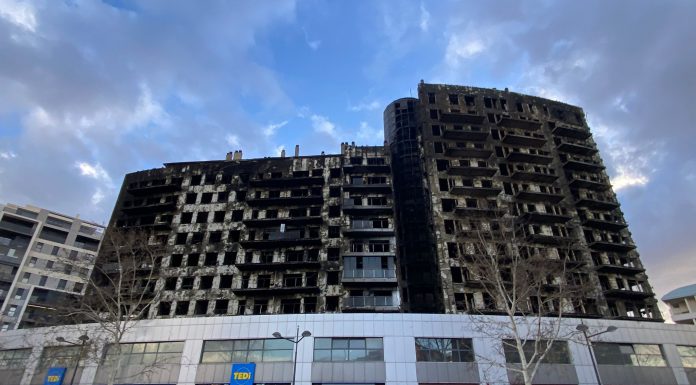 Peritos de 11 empresas podrán acceder al edificio incendiado de Campanar Peritos de 11 empresas podrán acceder al edificio incendiado de Campanar