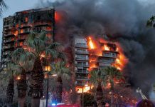 Rescatan a un padre y su hija atrapados en un balcón del edificio incendiado