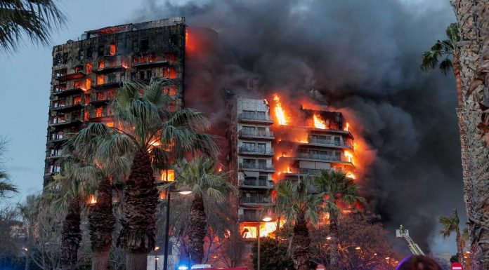 Un mes del incendio más virulento de Valencia: las claves del origen del fuego de Campanar Rescatan a un padre y su hija atrapados en un balcón del edificio incendiado