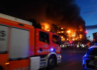 Valencia suspende todos sus actos tras el incendio de Campanar