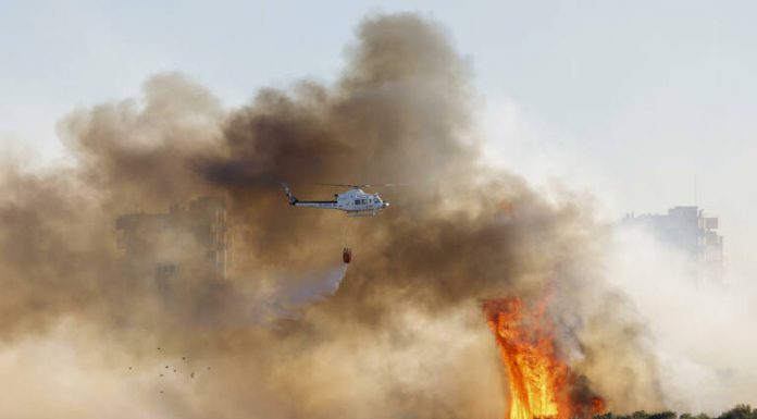 Dos incendios forestales obligan a movilizar seis medios aéreos