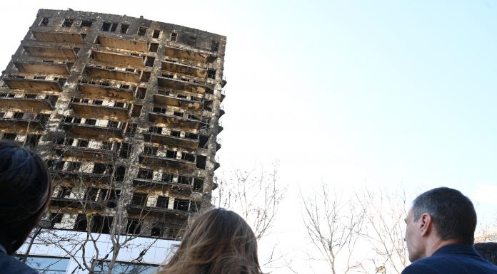 Los afectados de Campanar denuncian por daños a los constructores del edificio Los afectados del incendio de Campanar denuncian por daños a los constructores del edificio