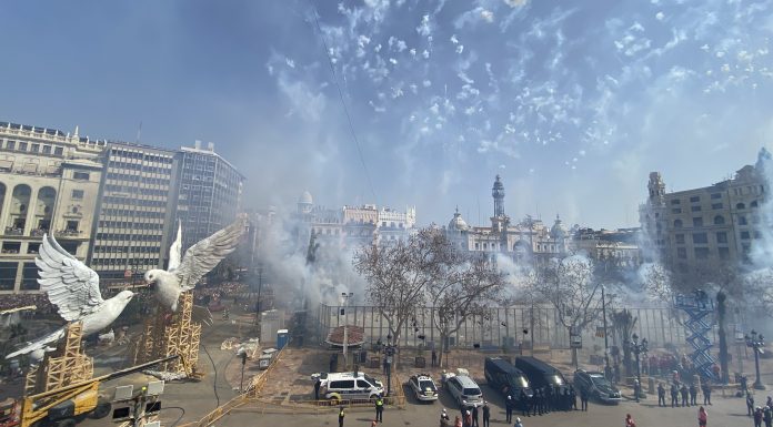 VÍDEO | Pirotecnia Vulcano dispara una mascletà emotiva y dinámica VÍDEO | Pirotecnia Vulcano dispara una mascletà emotiva y dinámica