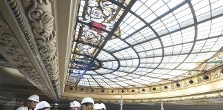 El histórico hemiciclo del Ayuntamiento de Valencia se renueva y recupera su estado original