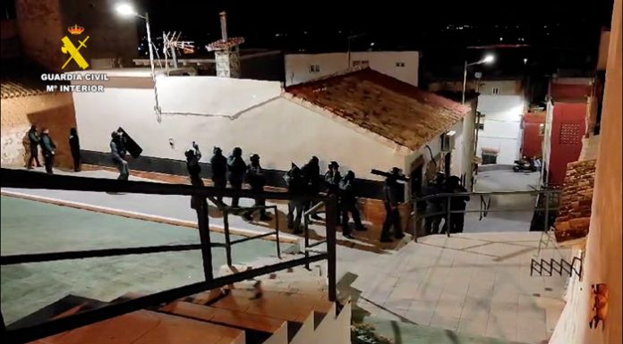 Detenidos una abuela y su nieto por traficar con droga en la Ribera