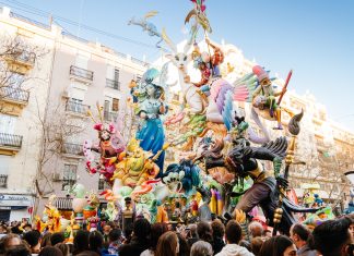 Doce municipios valencianos tendrán un macropuente en Fallas