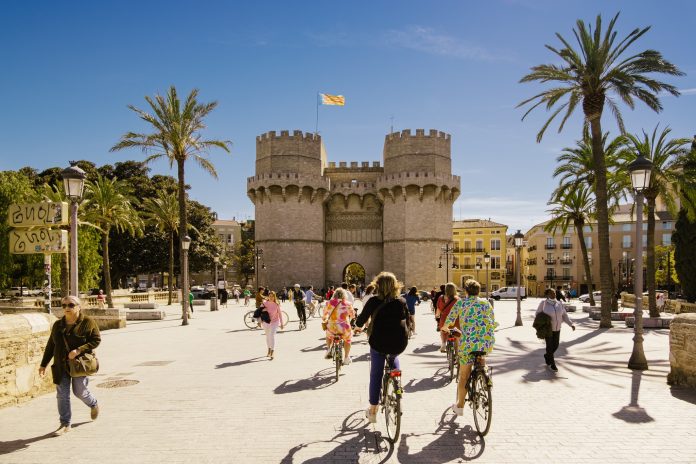 Los pisos turísticos de Ciutat Vella llegan al extremo: "Se está convirtiendo en un parque temático"