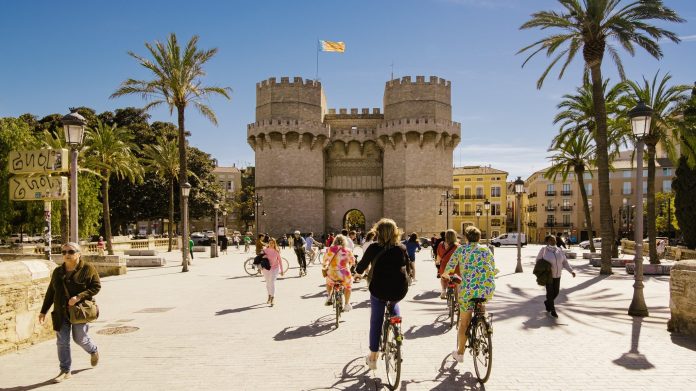 Valencia cortará la luz y el agua a los pisos turísticos ilegales
