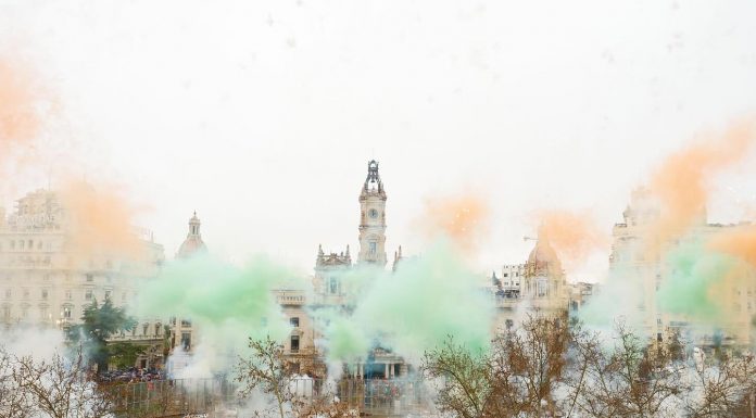 Vídeo: Una mascletà verde bajo la lluvia