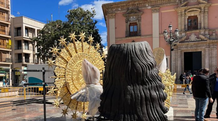El nuevo cadafal de la Virgen llega a la plaza y empieza su montaje El nuevo cadafal de la Virgen llega a la plaza y empieza su montaje