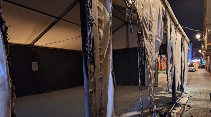 Un vecino de la carpa incendiada: «El barrio está acojonado, es gente que bebe y se droga en la calle»