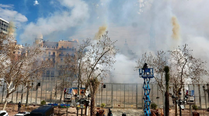 VÍDEO | Así ha sido la sorprendente mascletà de la «araña infernal» VÍDEO | Así ha sido la sorprendente mascletà de la "araña infernal"