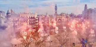 VÍDEO | Más de 120 kilos de pólvora tiñen Valencia de rosa en la mascletà más solidaria