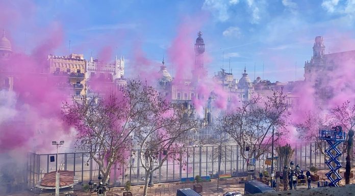 VÍDEO | Más de 120 kilos de pólvora tiñen Valencia de rosa en la mascletà más solidaria Valencia disparará una mascletà especial por el Día de la Madre