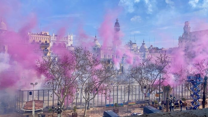 VÍDEO | Más de 120 kilos de pólvora tiñen Valencia de rosa en la mascletà más solidaria