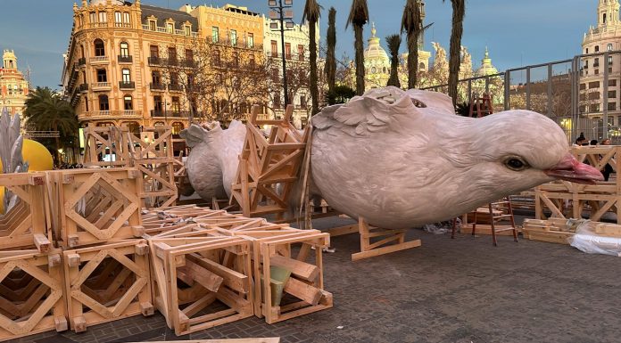 Las palomas de la falla municipal llegan a la Plaza del Ayuntamiento