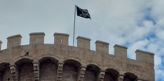 Las Torres de Quart amanecen con una bandera pirata