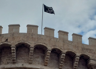 Las Torres de Quart amanecen con una bandera pirata