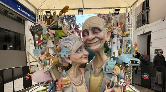 La falla Espartero consigue el segundo premio con una pareja de ancianos