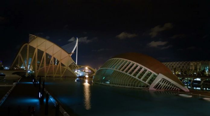 La Ciudad de las Artes se queda a oscuras para cuidar el planeta