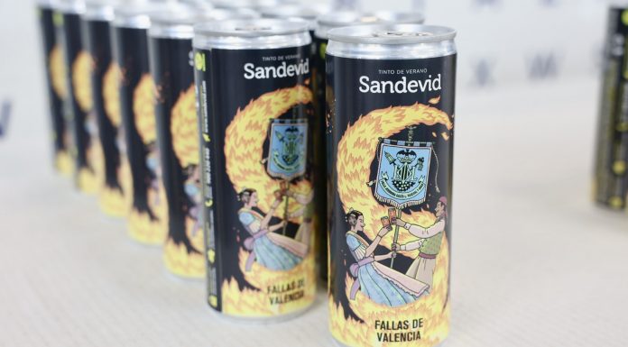 La Falla Jerònima Galés presenta la primera bebida fallera solidaria