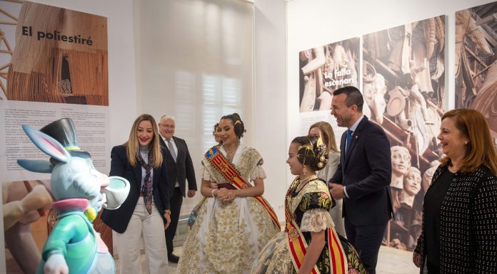 La Diputación y las Falleras Mayores de Valencia dan la bienvenida a unas Fallas de traca