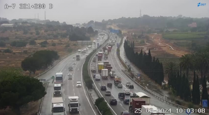 Un accidente en la Pista de Silla atasca la entrada a Valencia Un accidente en la Pista de Silla atasca la entrada a Valencia