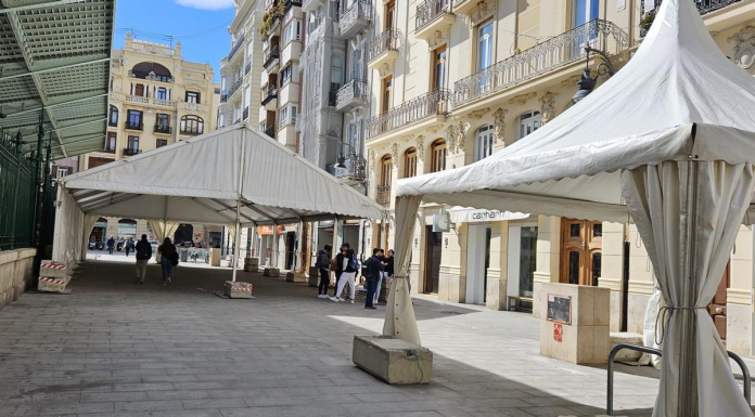 Las calles de Valencia se preparan para el montaje de las primeras carpas falleras Las calles de Valencia se preparan para el montaje de las primeras carpas falleras