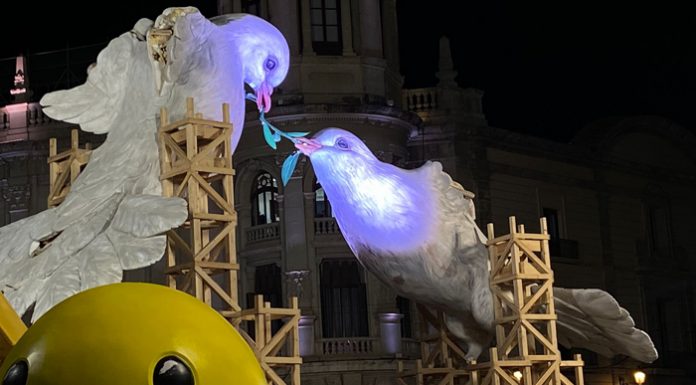 Las dos palomas sujetando una rama de olivo ya presiden la plaza del Ayuntamiento