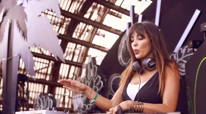 B Jones: «Ser DJ y madre al mismo tiempo es muy complicado»