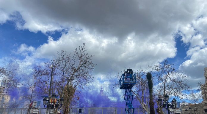 VÍDEO | El cielo de Valencia se pinta de morado con una atronadora mascletà de Reyes Martí