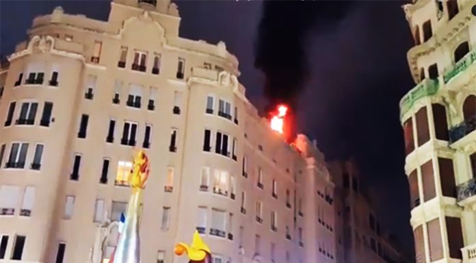 Vídeo: Incendio en una vivienda por culpa de una bengala