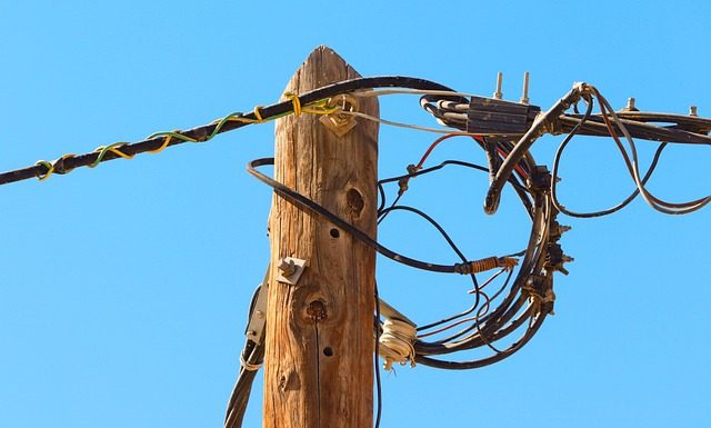 Muere un hombre en Carlet tras subirse a un poste eléctrico