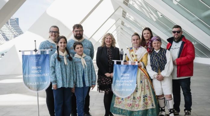 Dos ninots reciben los primeros premios de las Fallas 2024