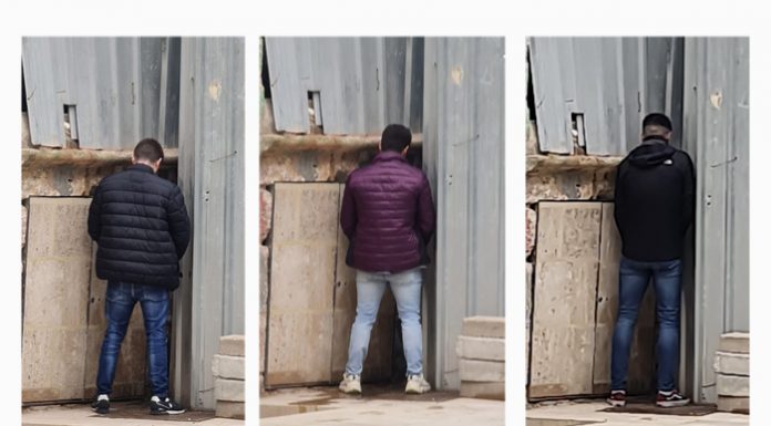 Pillan a más de tres jóvenes orinando en la fachada de los Santos Juanes fachada de los Santos Juanes