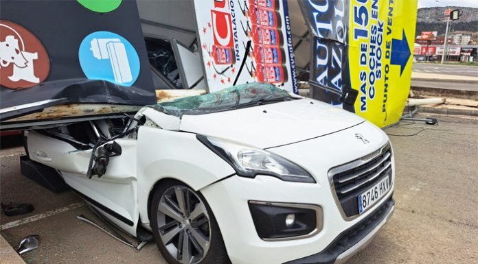 El viento tumba unas estructuras publicitarias que destrozan dos coches