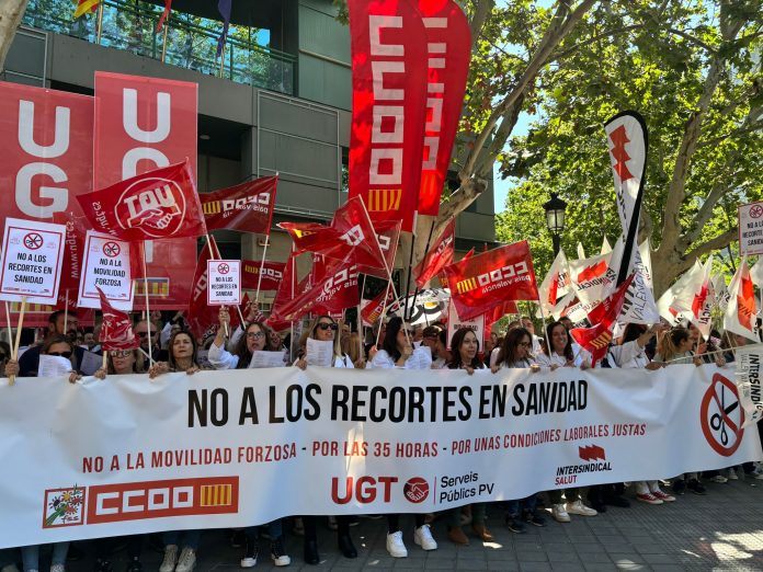 El personal sanitario protesta ante la Consellería de Sanidad