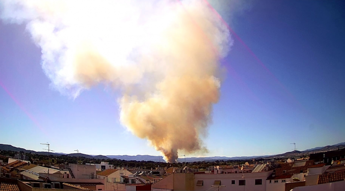 Un incendio forestal ataca el Parque Natural del Turia y desalojan a 50 menores de un albergue
