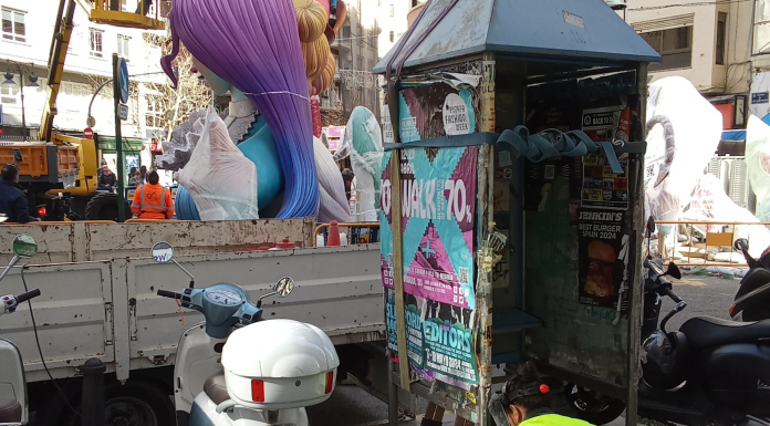 Las cabinas de teléfono pasan a la historia y desaparecen de Valencia